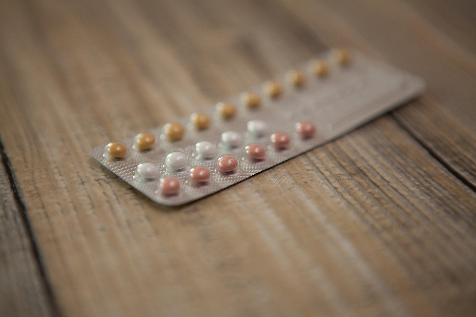 Alguns especialistas podem receitar anticoncepcionais para regular o fluxo menstrual das pacientes (Fonte: Pixabay/GabiSanda)