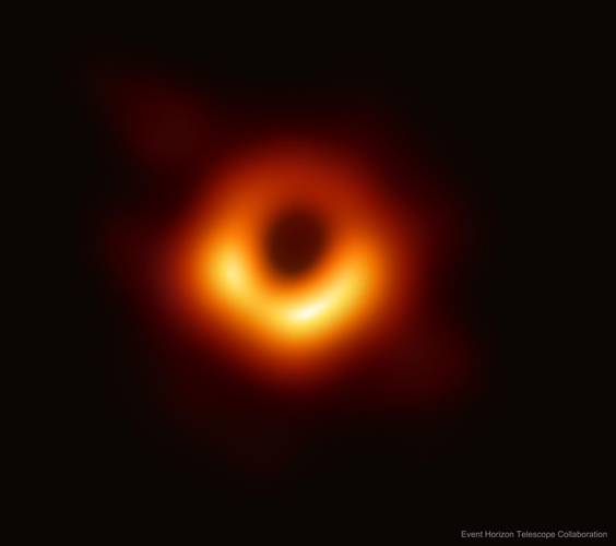 Primeira imagem de um buraco negro
