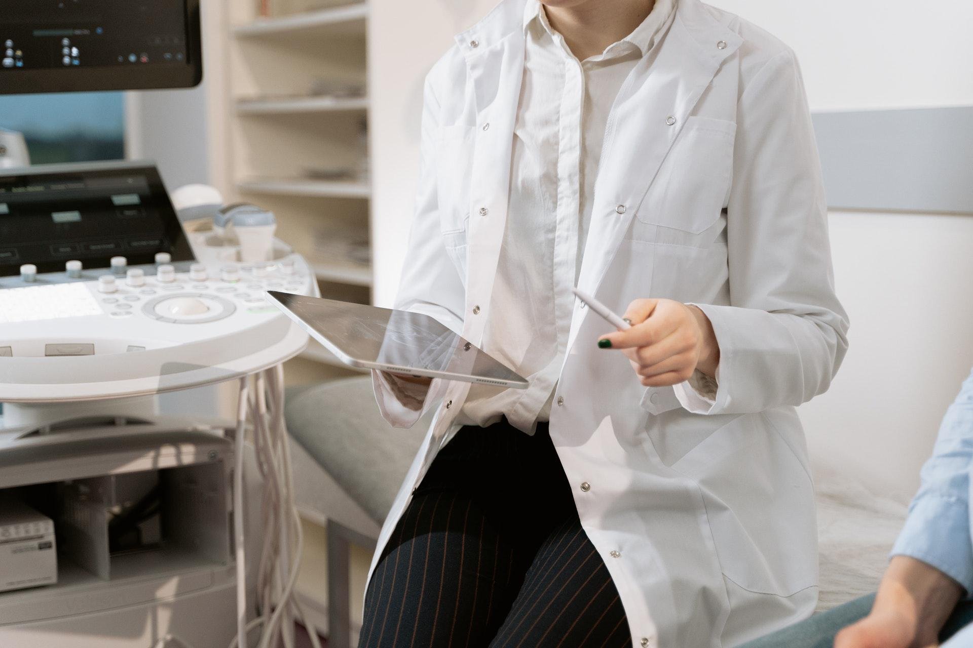 Um ginecologista pode diagnosticar a endometriose (Fonte: Pexels/MART PRODUCTION)