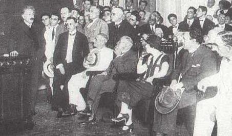 Conferência de Einstein no Rio de Janeiro, em 8 de maio de 1925 (Fonte: MOREIRA, I.C. e VIDEIRA, A.A.P.(Org.) Einstein e o Brasil. Rio de Janeiro: Editora UFRJ, 1995/ via UFRGS)