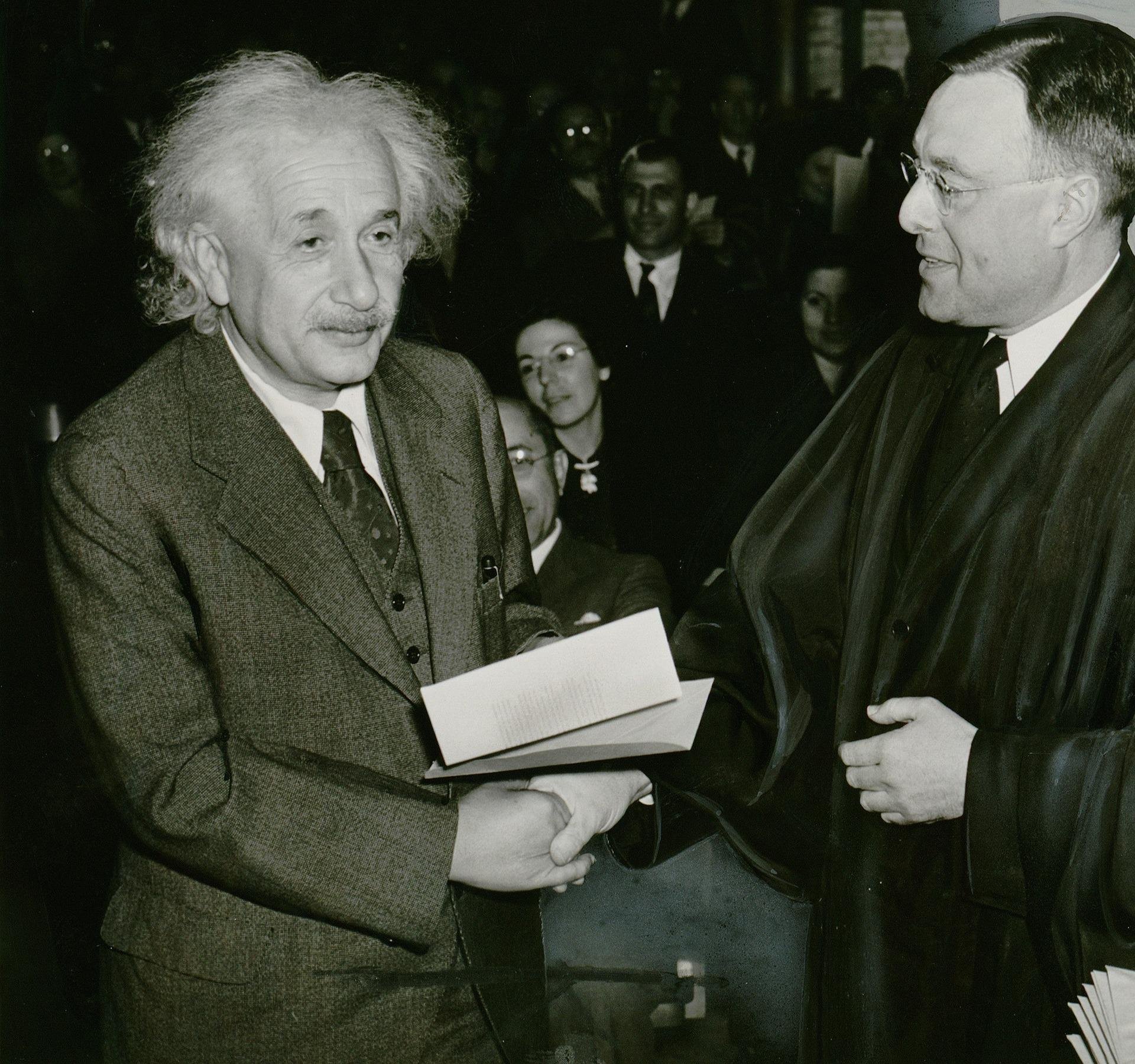 O físico alemão Albert Einstein ficou conhecido por grandes contribuições que fez para a ciência (Fonte: Pixabay/janeb13)