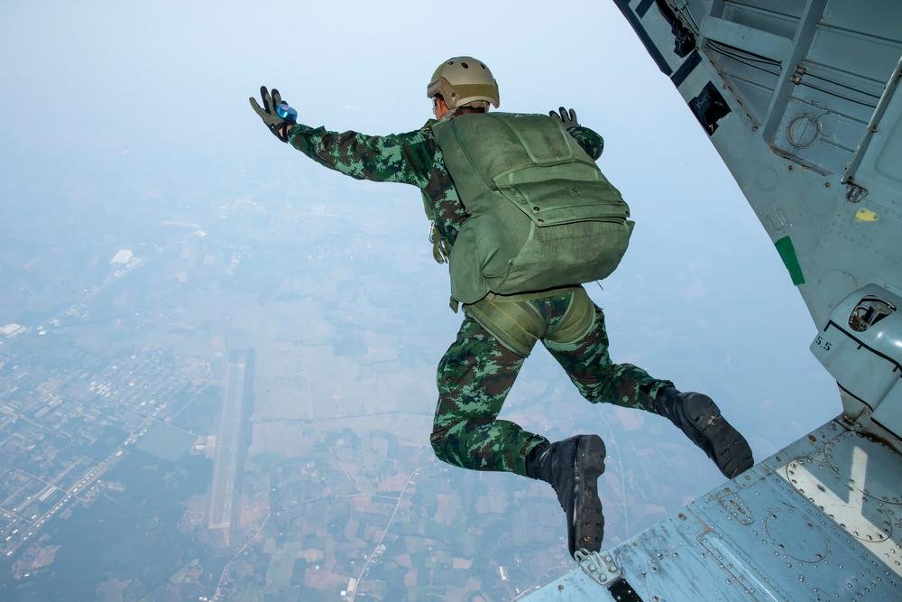 Paraquedistas driblam a gravidade quando saltam (Fonte: Shutterstock)