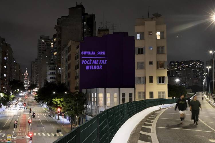 Ação no prédio do minhocão projetou o nome dos usuários que participaram no Instagram (Fonte: Nubank/Reprodução)