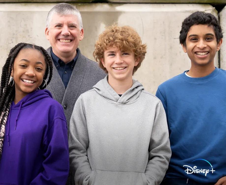 Rick Riordan e o trio de protagonistas da série. (Disney+/Reprodução)