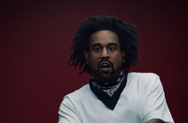 Kanye West também "aparece" no clipe.