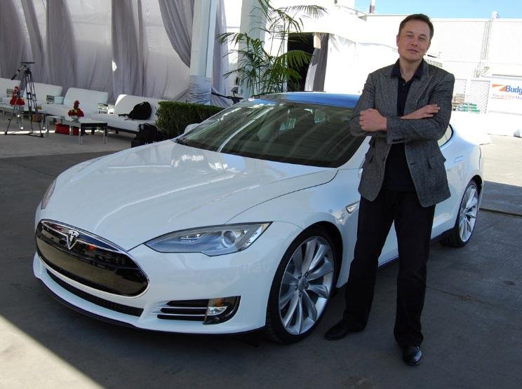 Musk e um carro da Tesla.