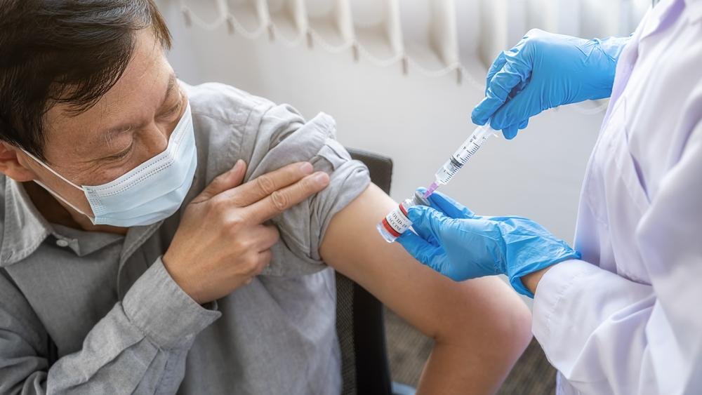A maioria dos participantes com covid-19 não havia completado o esquema vacinal (Fonte: Shutterstock)