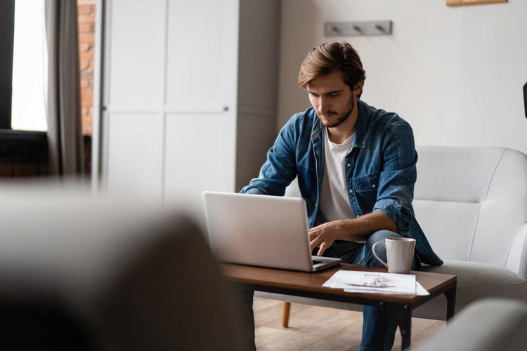 Dentre os benefícios da vaga, estão o auxílio home-office mensal, auxílio para móveis de home-office e auxílio creche (Fonte: Shutterstock/Reprodução)