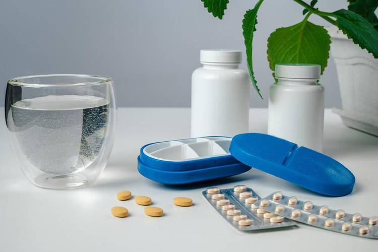 Remédios em excesso podem causar a hepatite medicamentosa