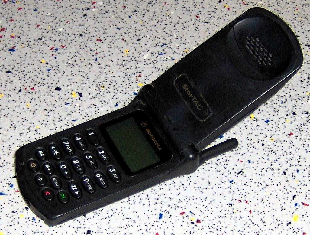 Antes da era Galaxy Z Flip e Moto Rarz, os celulares "dobráveis" eram assim.