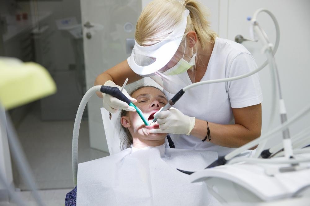 Podem ser necessárias cirurgias para tratar a periodontite (Fonte: Shutterstock)
