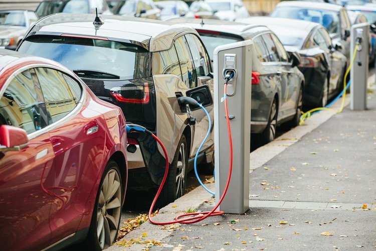 Carro elétrico é recarregado em estação na rua