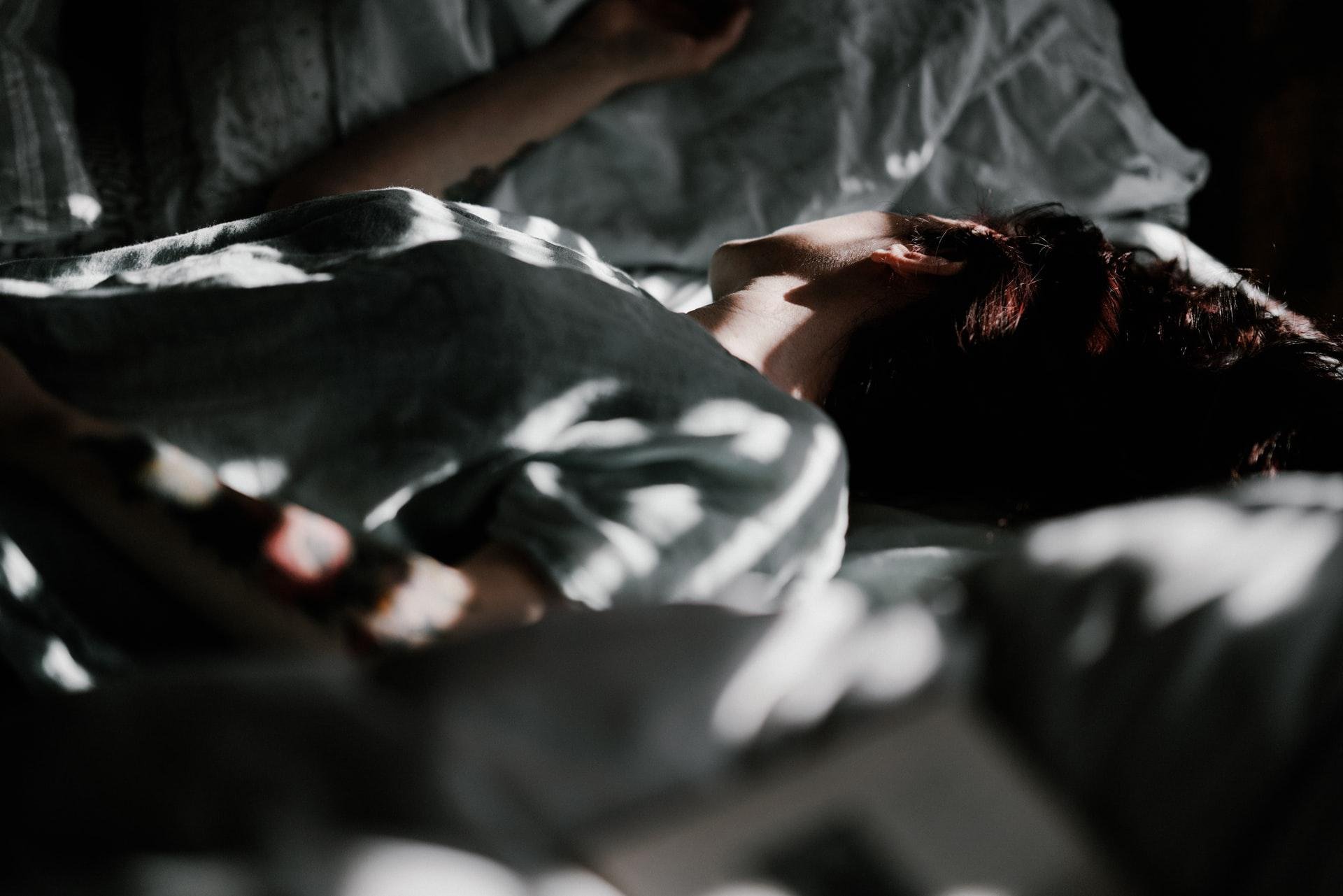 Um ambiente escuro e silencioso favorece a boa higiêne do sono (Fonte: Unplash/Annie Spratt)