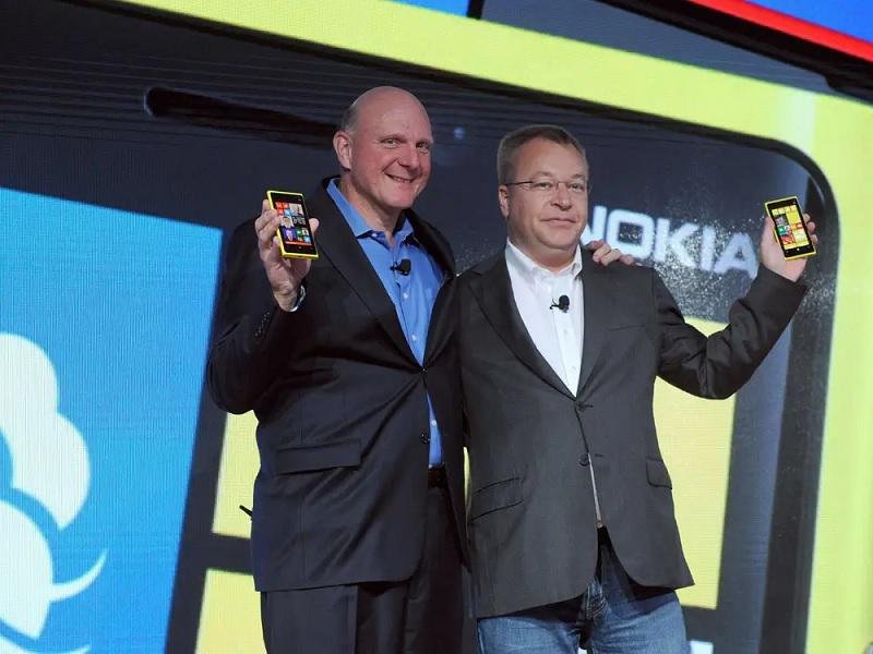 Steve Ballmer e Stephen Elop celebram aquisição da Nokia pela Microsoft