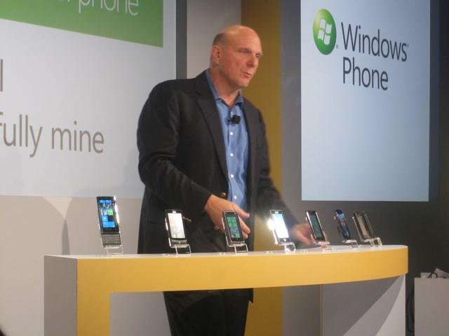 Steve Ballmer, CEO da Microsoft na época, anuncia o Windows Phone