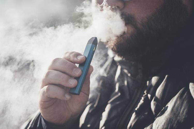 Cigarros eletrônicos, aind aque menos prejudiciais à saúde do que os cigarros tradicionais, podem representar risco de doenças