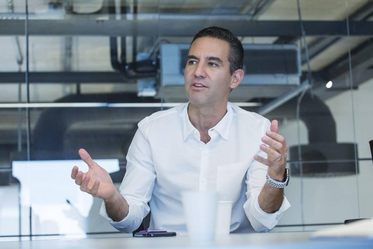 O CEO e co-fundador do Nubank apareceu na lista TIMES100 de pessoas mais influentes de 2022(Fonte: Bloomberg Línea/Reprodução)