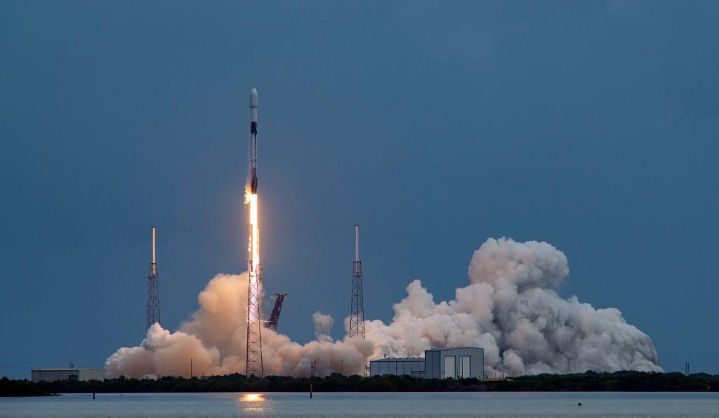 Atualmente, existem cerca de 2300 satélites em órbita, mas o plano de Musk é lançar um total de 42 mil satélites