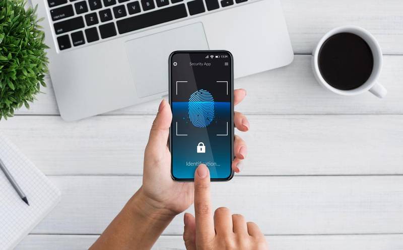 Cada vez mais presentes no dia-a-dia, hoje usamos as impressões digitais até mesmo para desbloquear o celular (Fonte: Shutterstock)