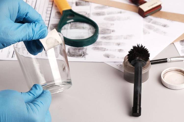 Há décadas a polícia forense usa impressões digitais para identificar criminosos e solucionar crimes (Fonte: Shutterstock)
