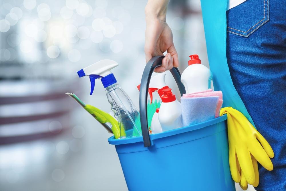 Produtos químicos abrasivos usados na limpeza podem danificar e desgastar as impressões digitais (Fonte: Shutterstock)