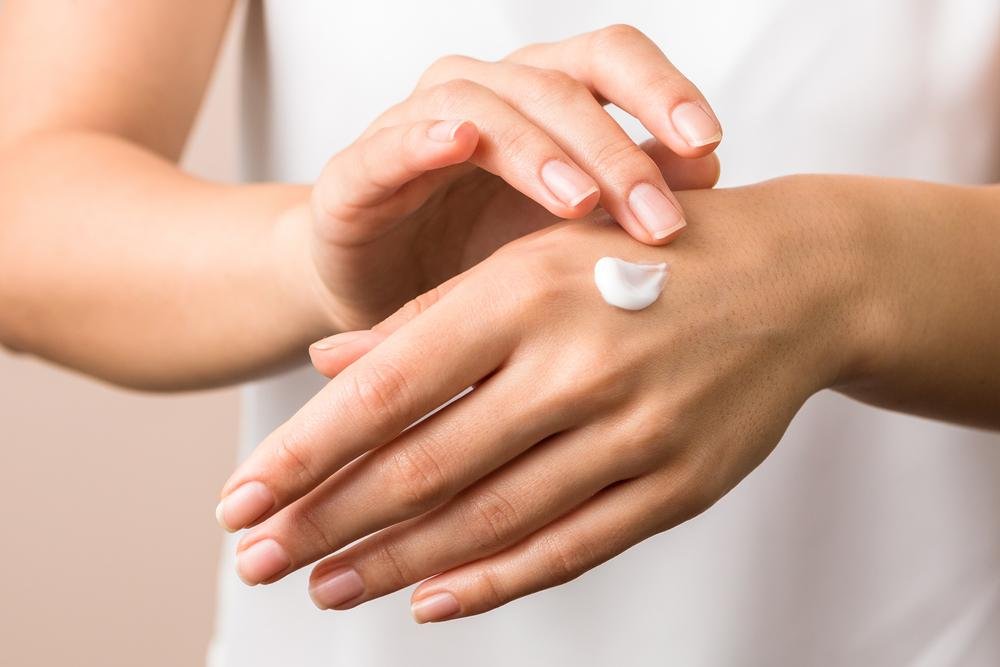 Usar hidratantes nas mãos, especialmente na ponta dos dedos, pode ajudar a restaurar as impressões digitais (Fonte: Shutterstock)