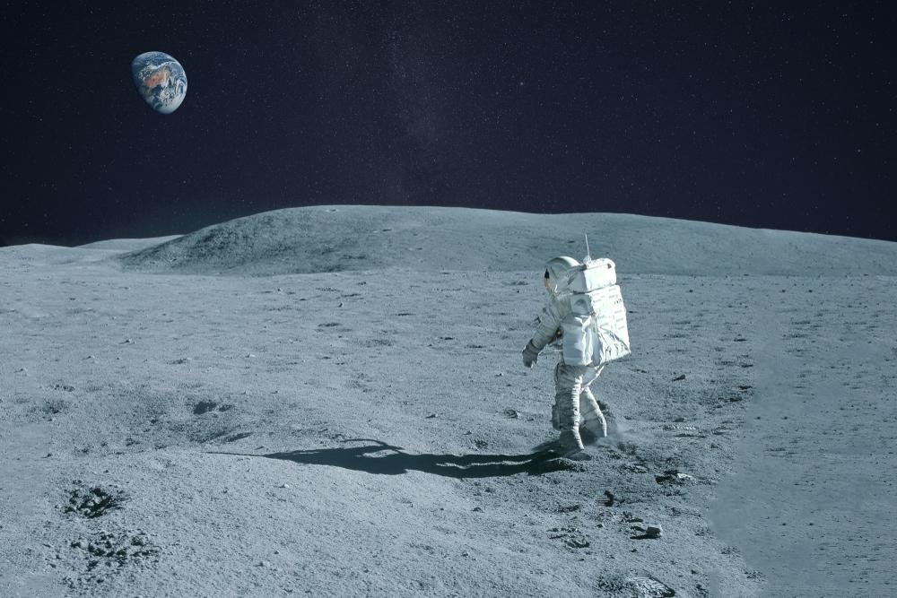 Astronauta na Lua, onde o peso sentido de seu traje é aproximadamente 6 vezes menor do que na superfície da Terra