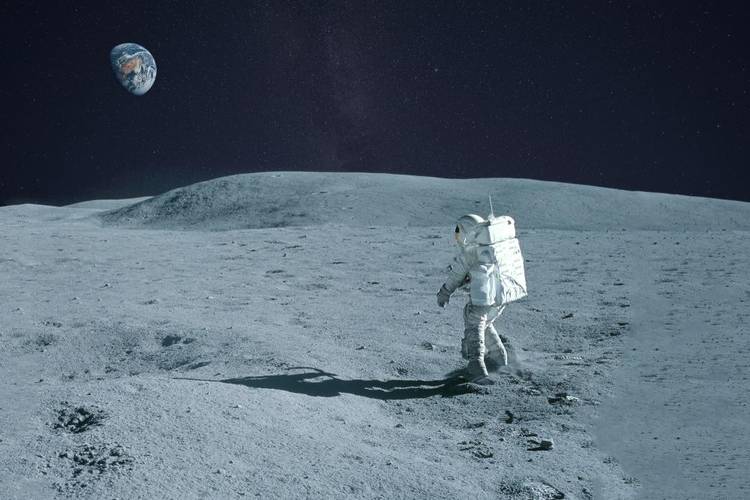 Astronauta na Lua, onde o peso sentido de seu traje é aproximadamente 6 vezes menor do que na superfície da Terra