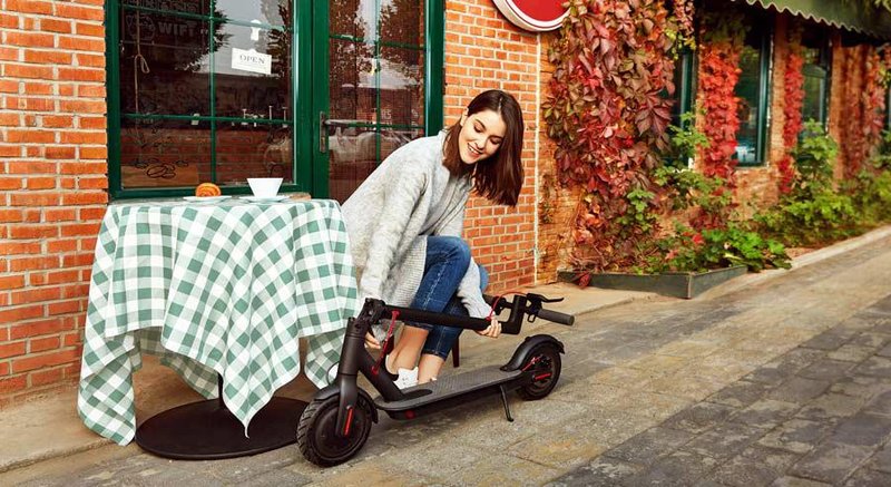 Além de ser dobrável, a Mi Electric Scooter tem design prático, elegante e moderno