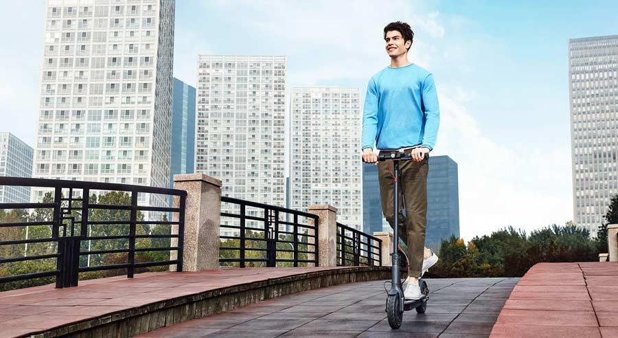 A patinete elétrica dobrável da Xiaomi suporta peso de até 100 kg e alcança velocidade máxima de 20 Km/h