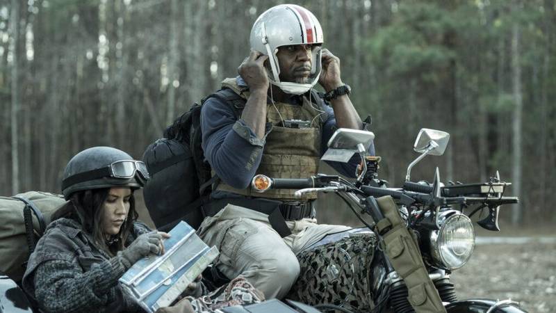 Terry Crews ao lado de Olivia Munn, nos respectivos papéis de Joe e Evie