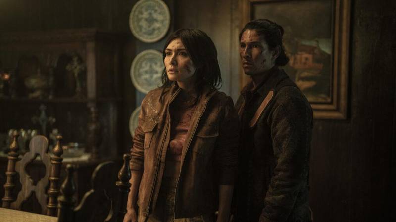 Daniella Pineda como Idalia e Danny Ramirez como Eric