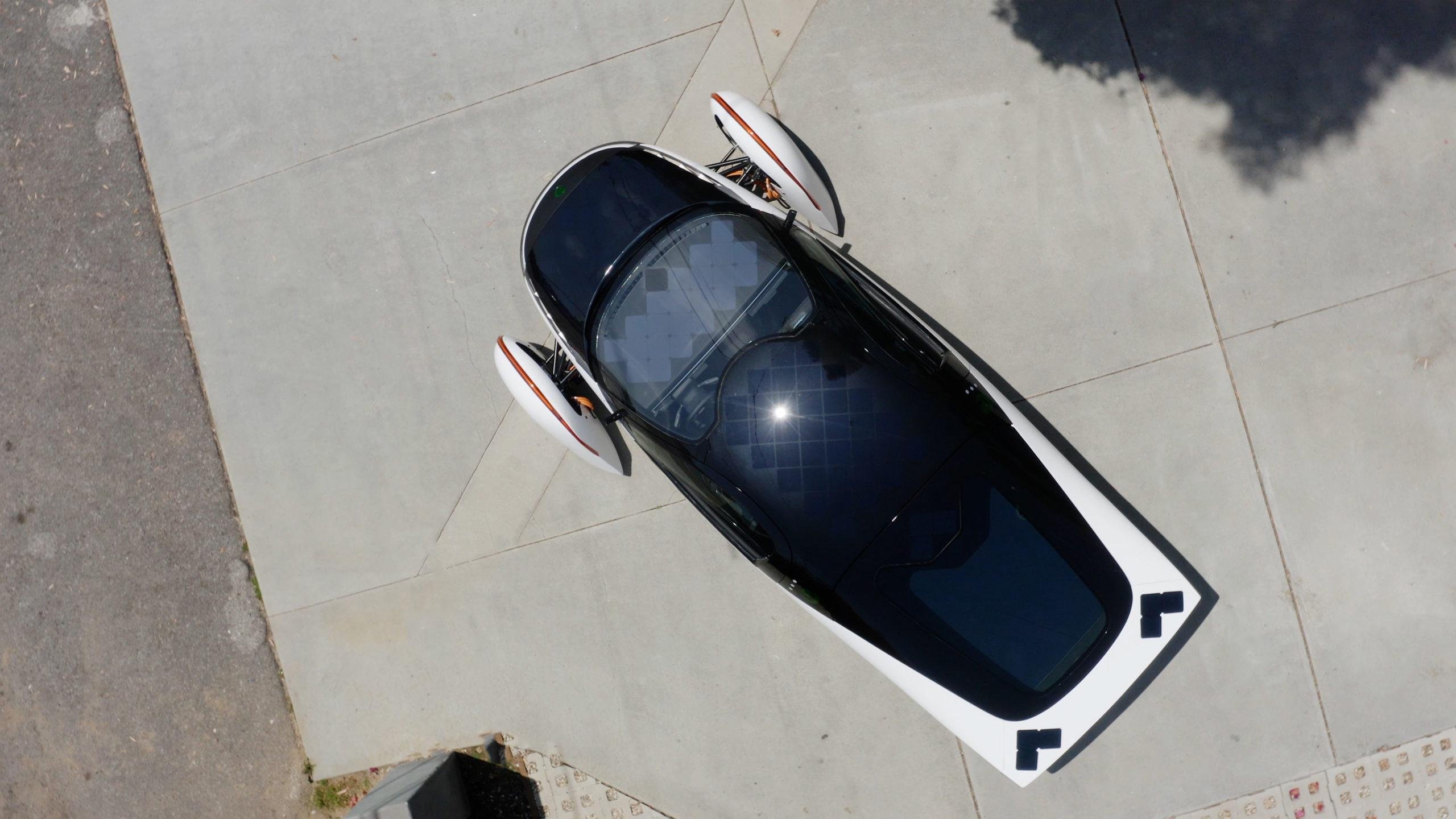 Com os paineis solares embutidos, carro promete autonomia de 64 quilômetro por dia (Fonte: Aptera/divulgação)