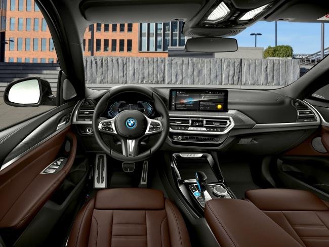 As telas chamam a atenção no interior do BMW iX3 M Sport.