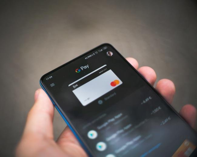 Com o Google Pay, basta aproximar o celular da maquininha de cartão para confirmar o pagamento.
