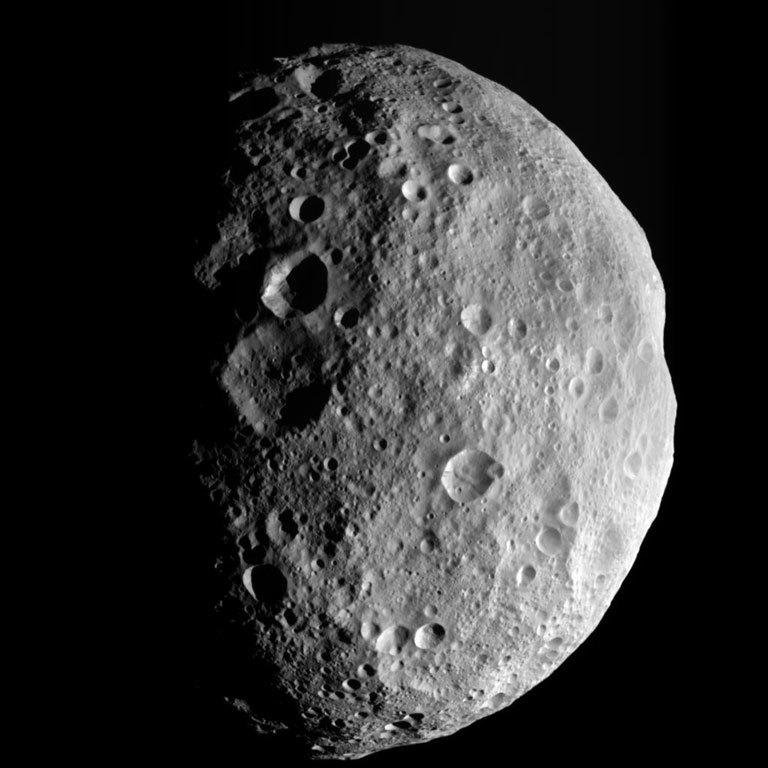 Vesta, um dos primeiros asteroides descobertos, foi confundido com um planeta (Fonte: NASA/JPL-Caltech/UCLA/MPS/DLR/IDA)