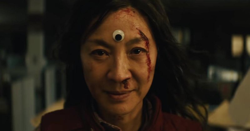 Michelle Yeoh como Evelyn, protagonista de Tudo em Todo Lugar ao Mesmo Tempo.