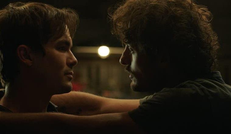Michael (Michael Vlamis) e Alex (Tyler Blackburn) são destaque em novo episódio da 4ª temporada de Roswell, New Mexico. (The CW/Reprodução)