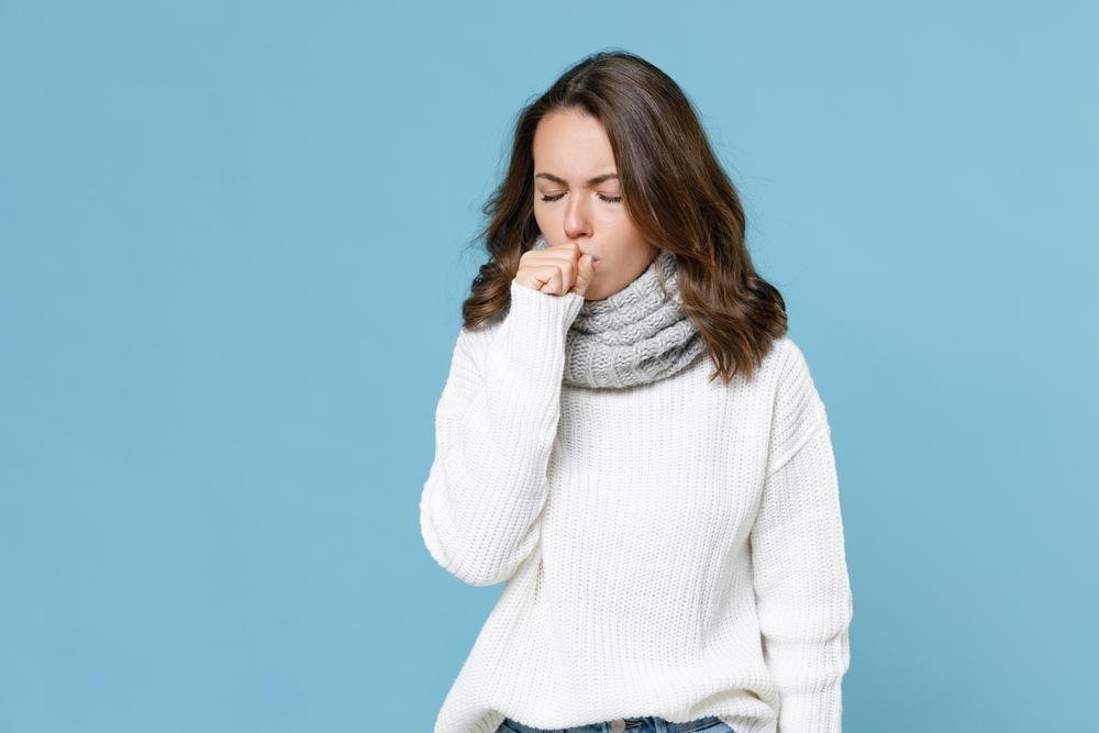 Apesar do desconforto, os resfriados tem sintomas mais amenos que a gripe.
