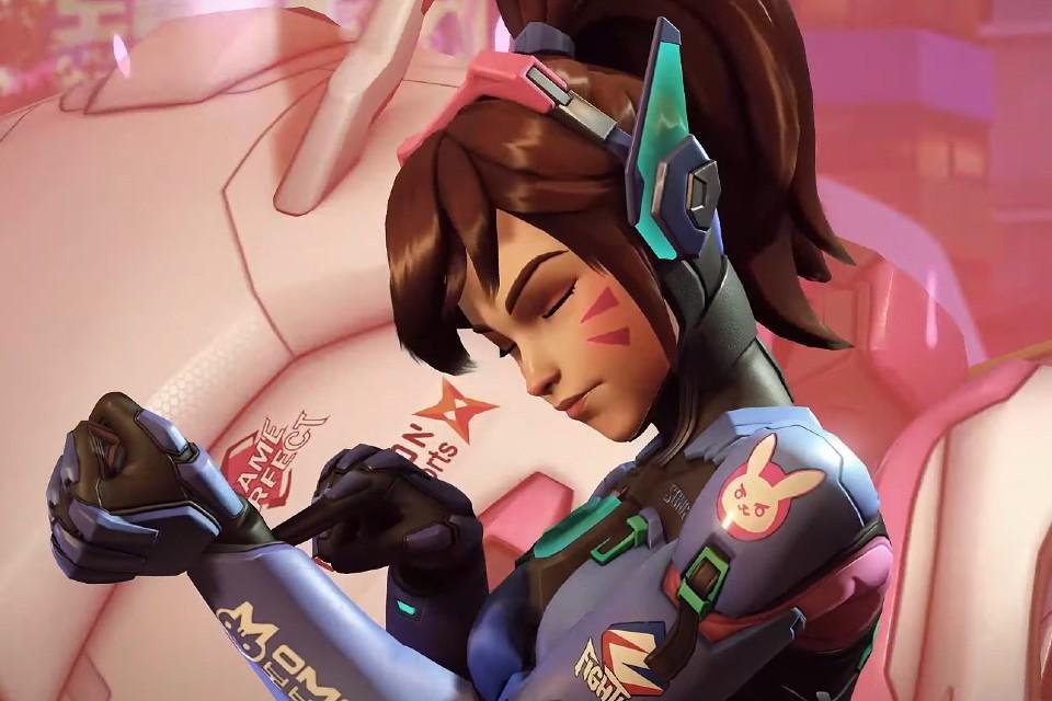 Uma mulher com asas que dizem'overwatch'on it