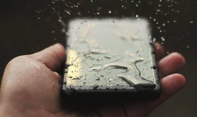 O problema começa quando o usuário o coloca o smartphone para carregar enquanto ainda há água na porta USB.