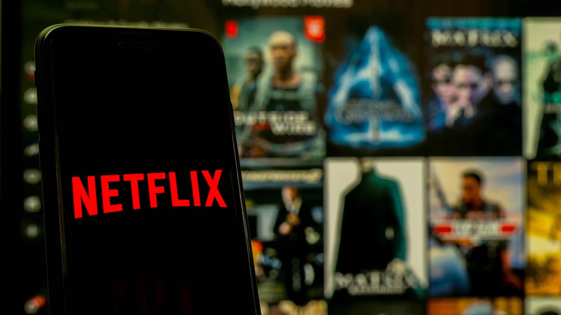 Netflix lança plano com anúncios por R$ 18,90 no Brasil - TecMundo