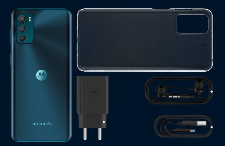 O smartphone acompanha um carregador, uma capinha e um cabo USB.