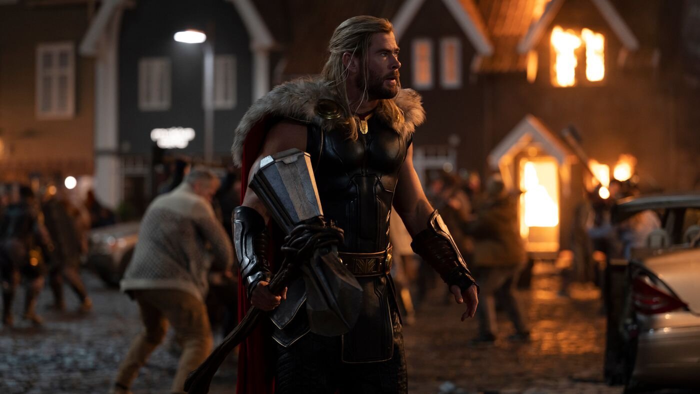 Arte promocional destaca novo visual do Thor em 'Thor: Love and Thunder