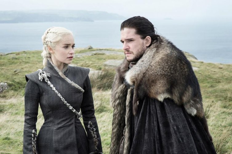 Emilia Clarke e George R.R. Martin revelaram que o próprio Kit Harington foi quem teve a ideia de fazer uma série centrada em Jon Snow