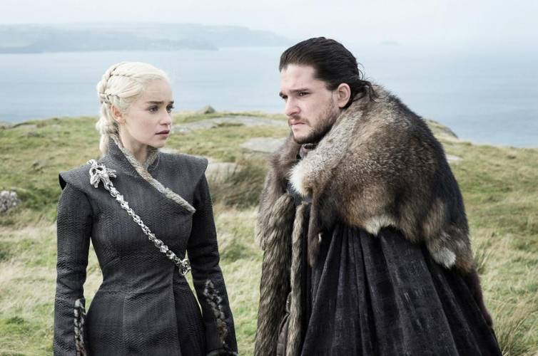 Emilia Clarke e George R.R. Martin revelaram que o próprio Kit Harington foi quem teve a ideia de fazer uma série centrada em Jon Snow