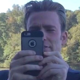 Imagem de Chris Evans faz 'cerimônia de despedida' para seu iPhone 6s