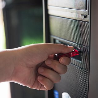 Imagem de Homem perde pendrive com dados de uma cidade inteira no Japão