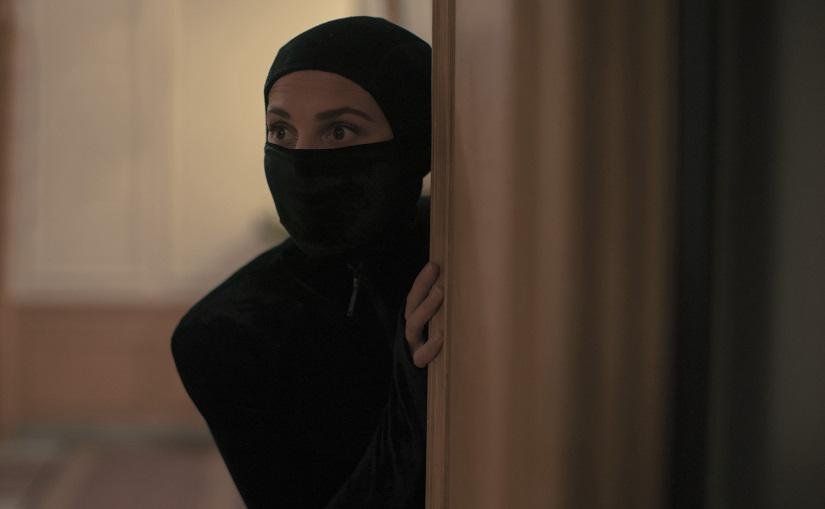 Com direção de Olivier Assayas, a minissérie Irma Vep segue em exibição no HBO Max. (HBO Max/Reprodução)