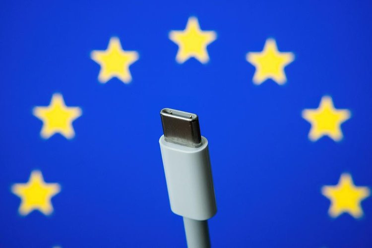 Um dos problemas em relação à padronização na Europa é a resistência da Apple, que utiliza cabos Lightning em seus dispositivos.